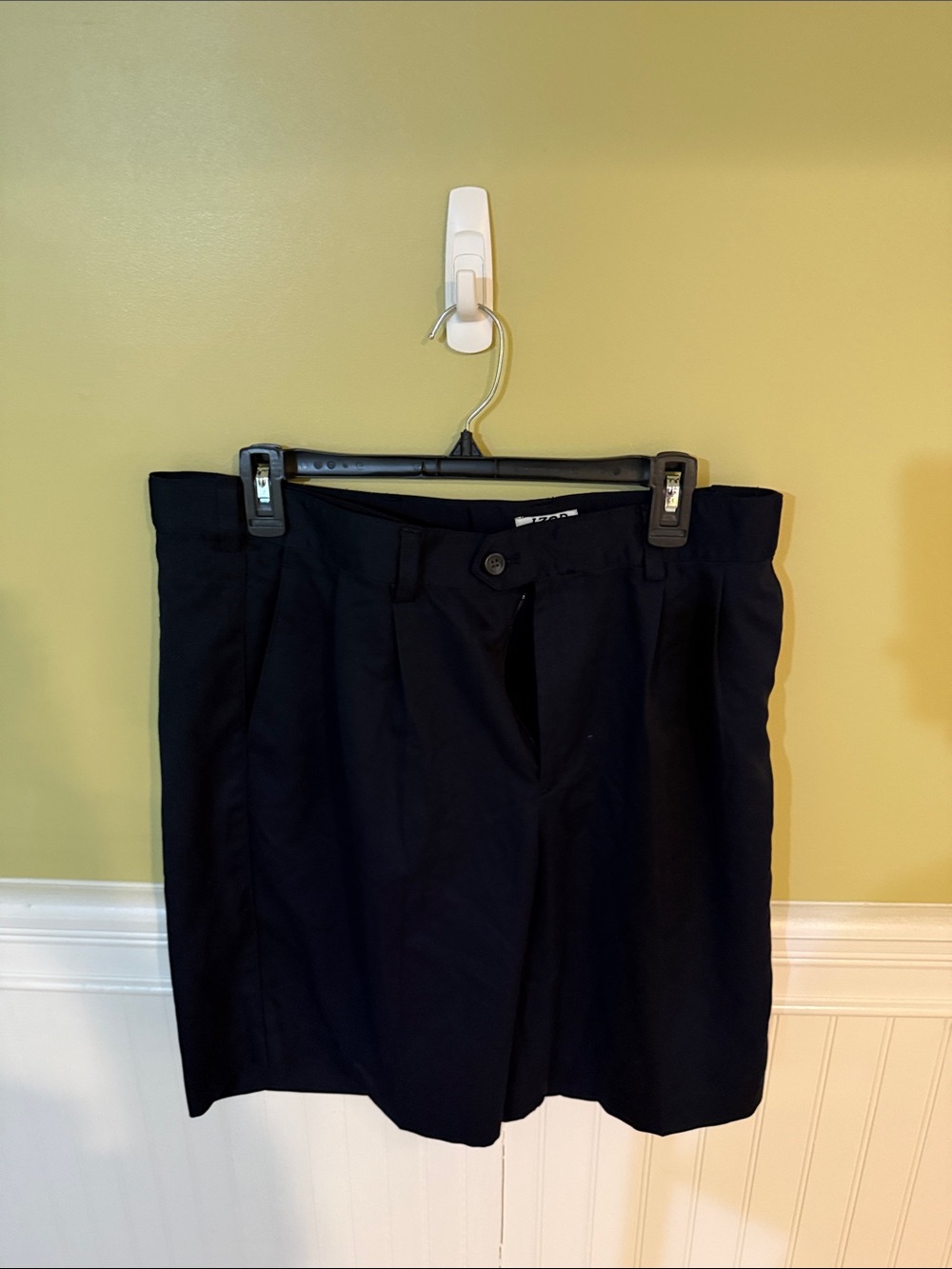 Izod Men's Size 34W Navy Flat Front Shorts